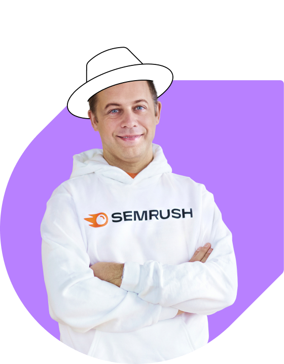 Semrushのロゴが入った白いパーカーを着用し、白い帽子をかぶったCEO兼創業者のOleg Shchegolevの写真